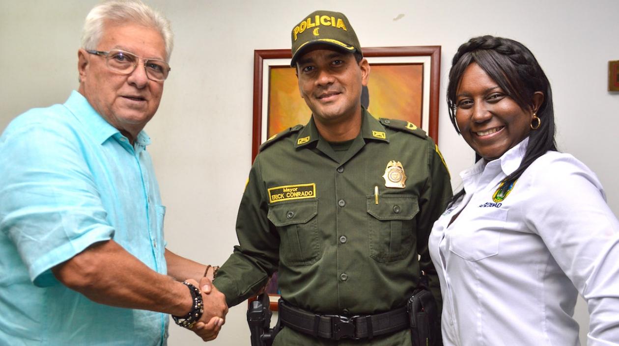 El Alcalde Joao Herrera; el nuevo Comandante, Mayor Erick Conrado y la Secretaria de Gobierno, Josefa Cassiani.