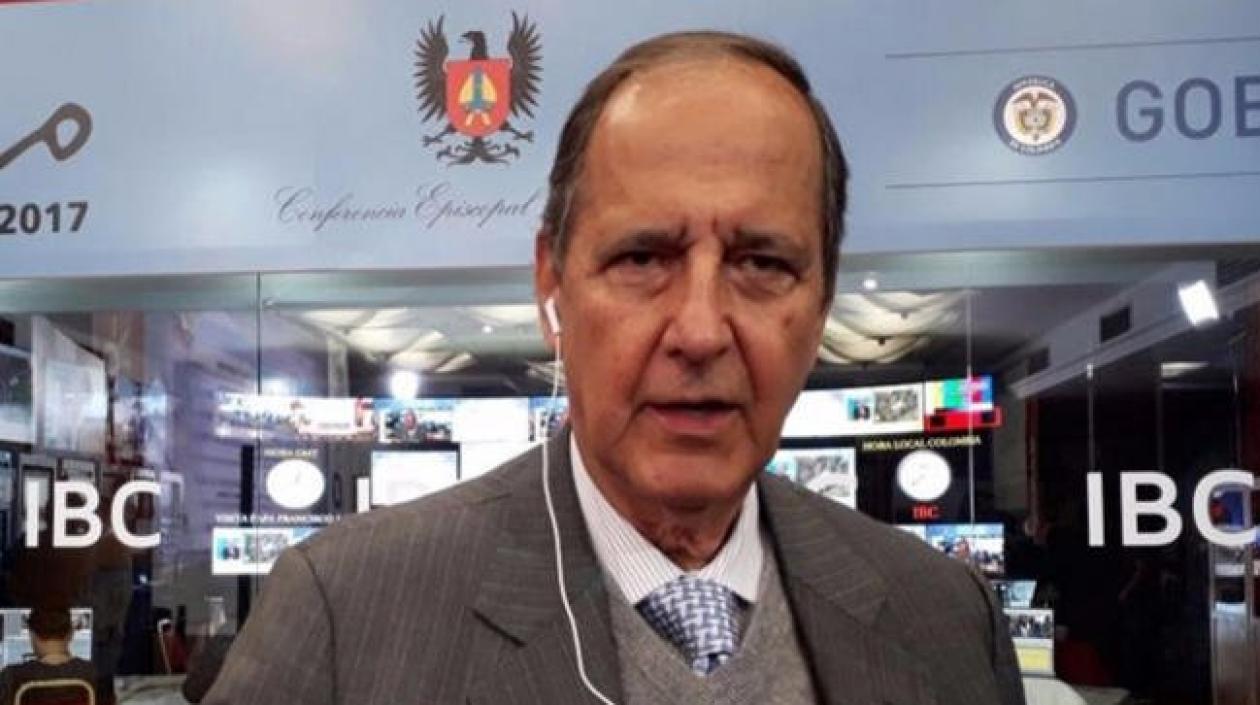 Juan Camilo Restrepo, jefe de la delegación de Colombia en la Mesa de Quito, y Pablo Beltrán, jefe de la delegación de la guerrilla.