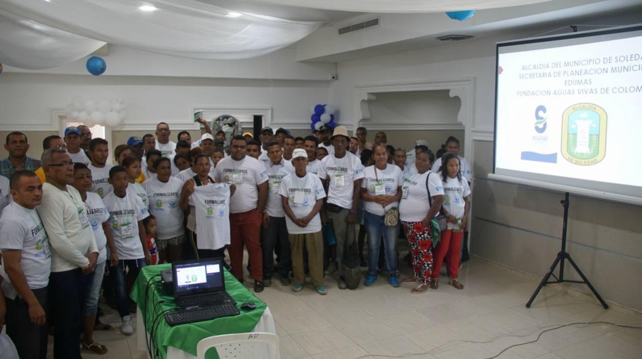 Organizaciones dedicadas al reciclaje y recicladores durante la socialización de esta iniciativa.