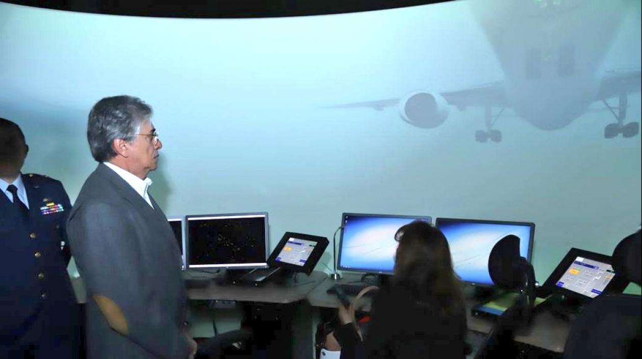El ministro de Transporte, Germán Cardona, observa el nuevo sistema instrumental de navegación.