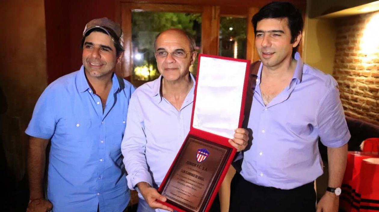 Alejandro Char, Alcalde Barranquilla; Eduardo Bandeira, presidente de Flamengo y Antonio Char, presidente de Junior.