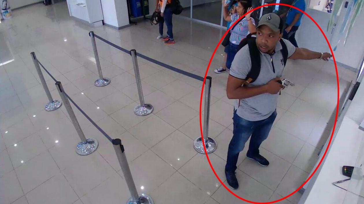 El rostro de uno de los antisociales quedó nítidamente grabado y se observa cuando tiene el arma en la mano