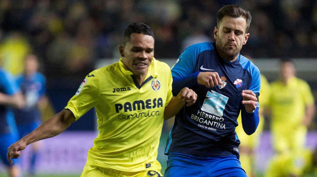 Carlos Bacca en acción de partido. 