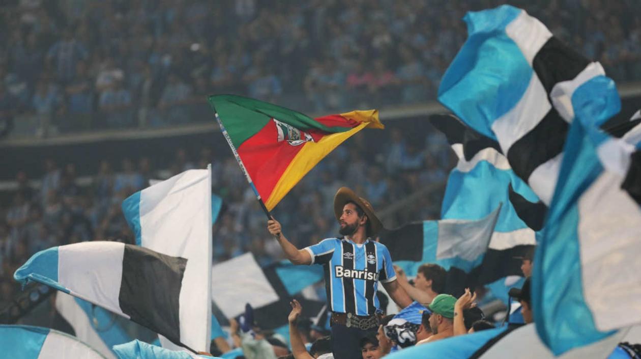 Hinchas de Gremio festejan el título. 