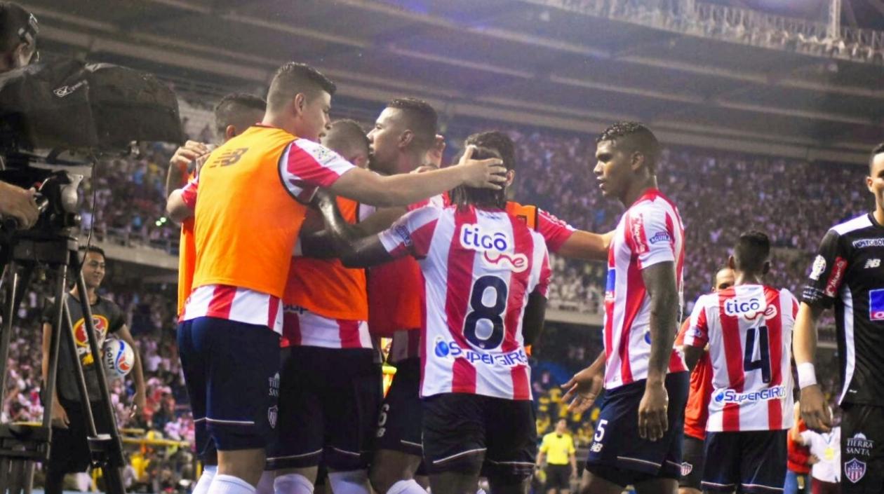 Jugadores de Junior celebran un gol.