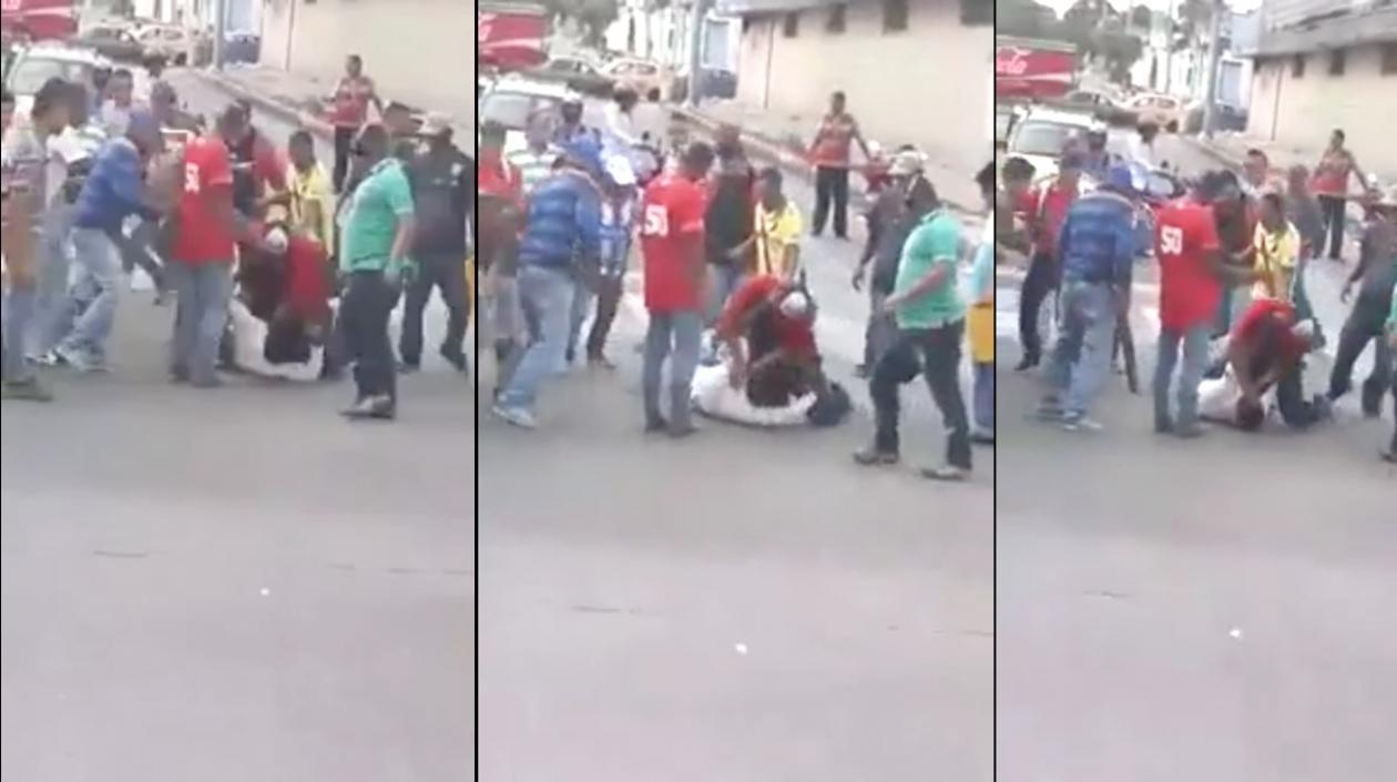 El delincuente cuando era objeto de la paliza tras hurtar el celular.