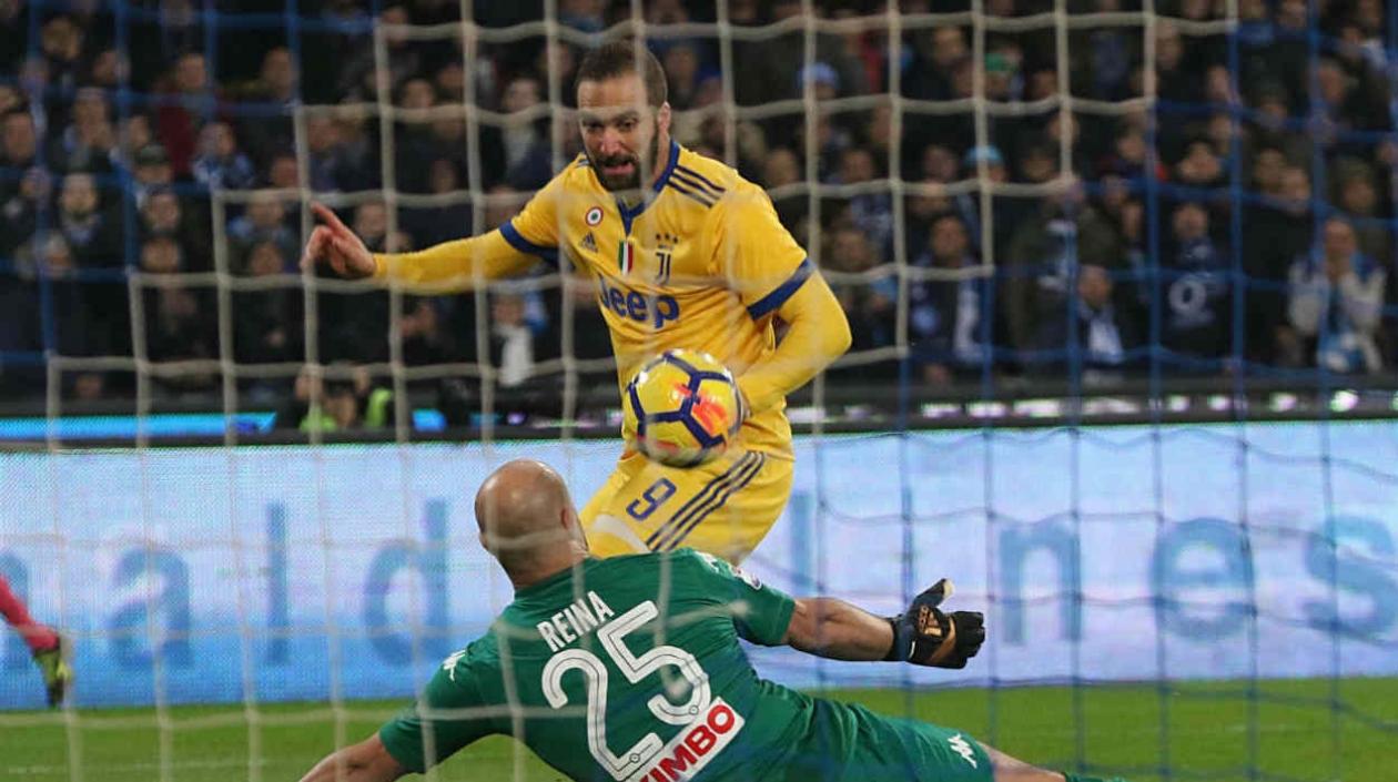 Acción de gol de Gonzalo Higuaín. 