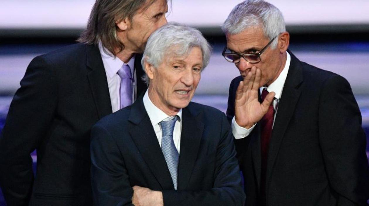 José Pékerman, DT de Colombia, habla con sus compatriotas Héctor Cuper y Ricardo Gareca, entrenadores de Egipto y Perú, respectivamente. 