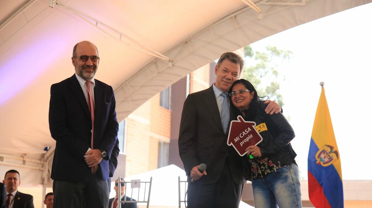 El presidente Santos junto al ministro de Vivienda, Camilo Sánchez.
