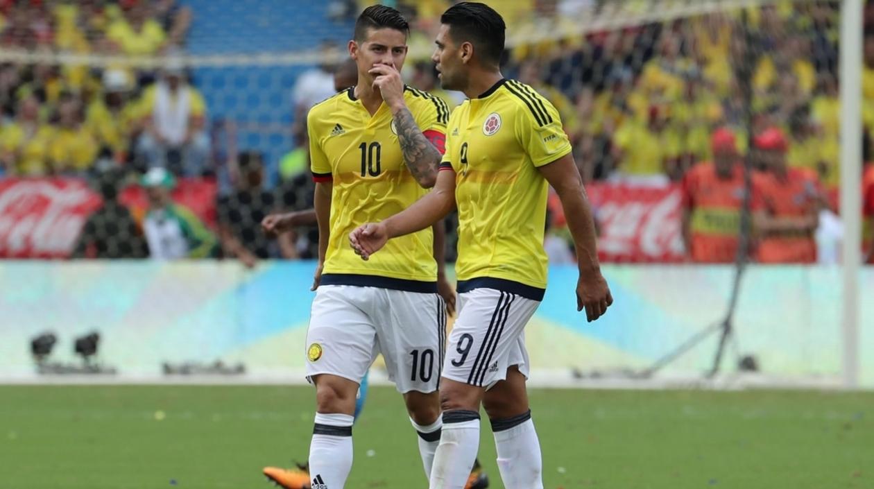James Rodríguez conversa con Falcao García. 
