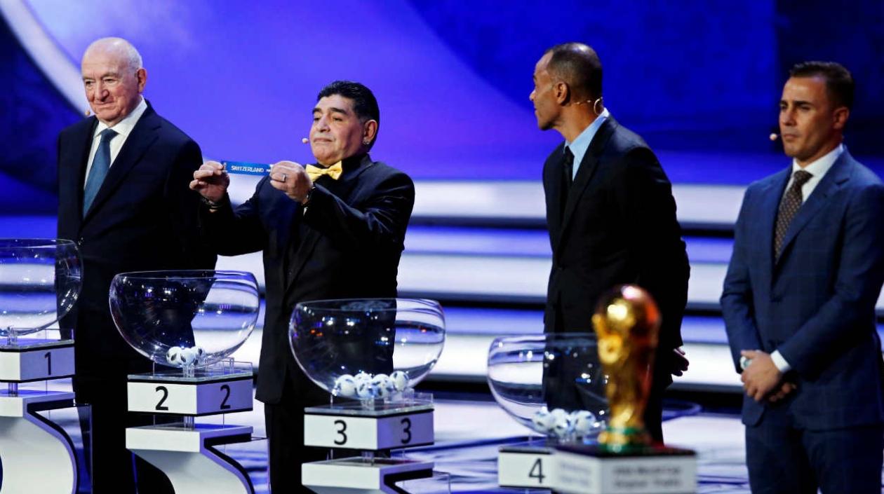 Diego Maradona en el sorteo de la Copa Mundial. 