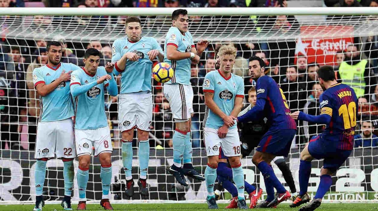 Lionel Messi ejecuta un tiro libre ante el Celta. 