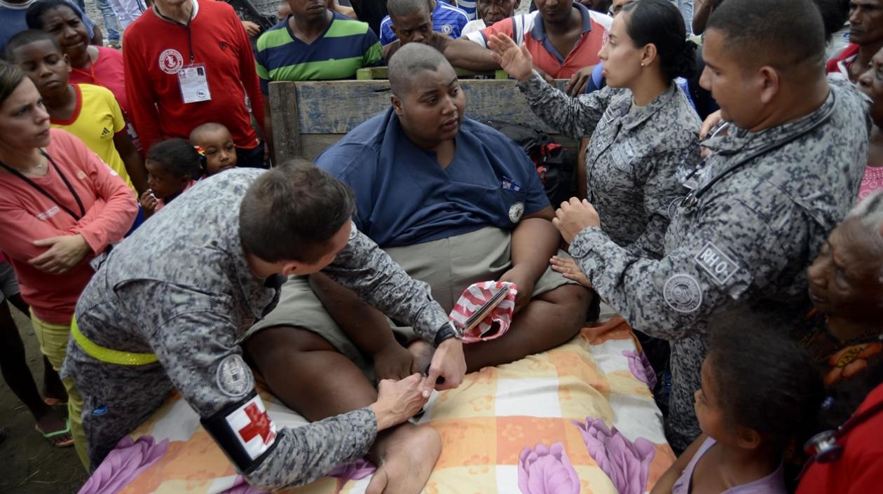 Personal de la Fuerza Aérea atienden a Didier Silva (c) en el municipio de Mosquera, Nariño