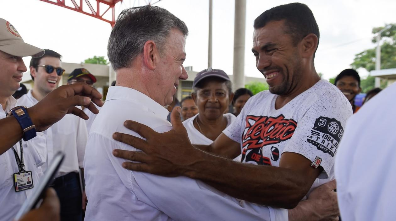 Cálida bienvenida al Presidente Santos de parte de los beneficiarios de vivienda gratuita en Campo de la Cruz, Atlántico.
