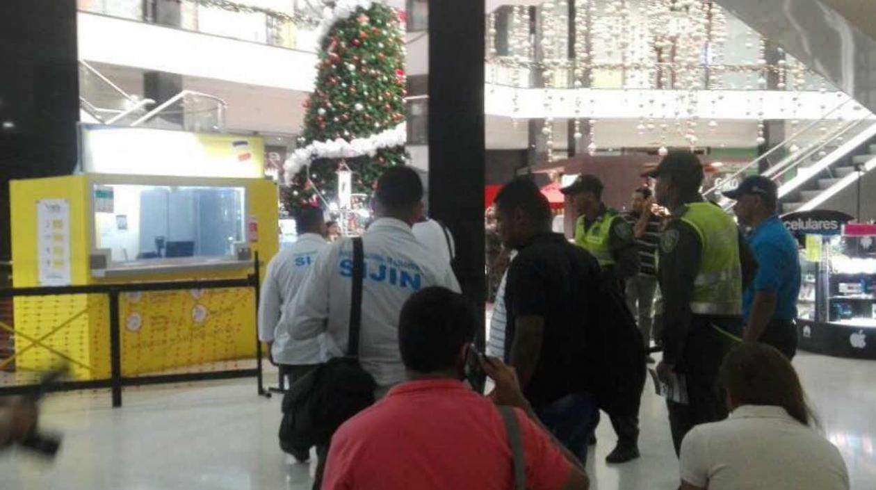 Policía atiende el llamado en el Centro Comercial Miramar. 