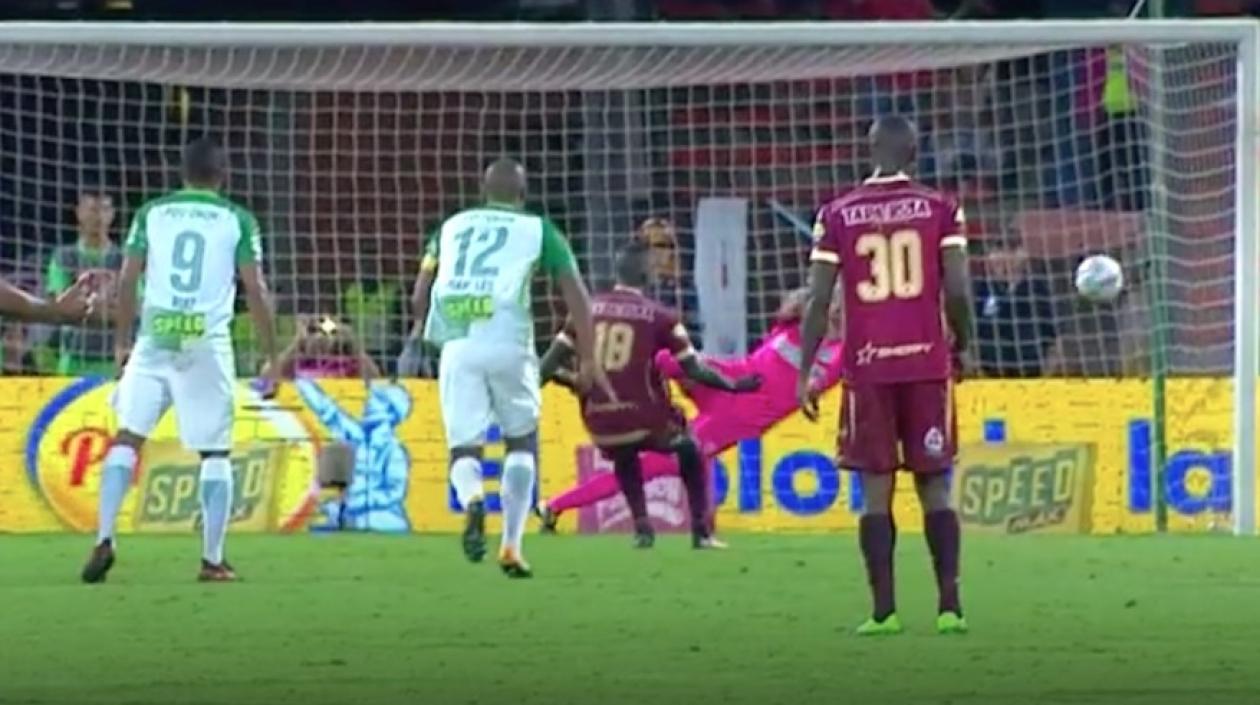 Marco Pérez vence a Franco Armani para igualar la serie.