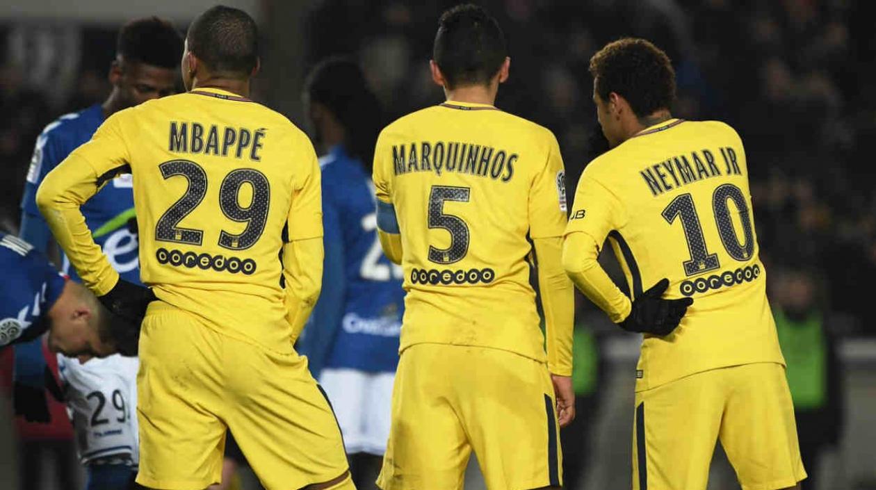 Mbappé, Marquinhos y Neymar conversan tras el gol del Estrasburgo.