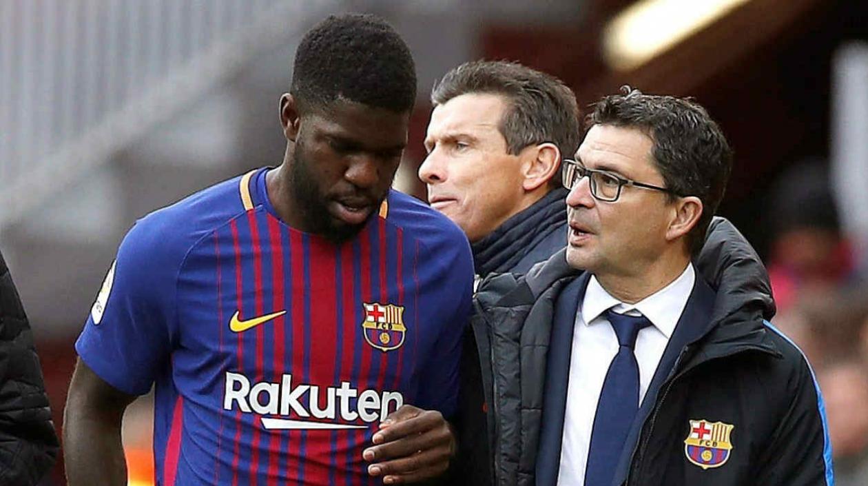 Samuel Umtiti se retira lesionado del campo de juego. 