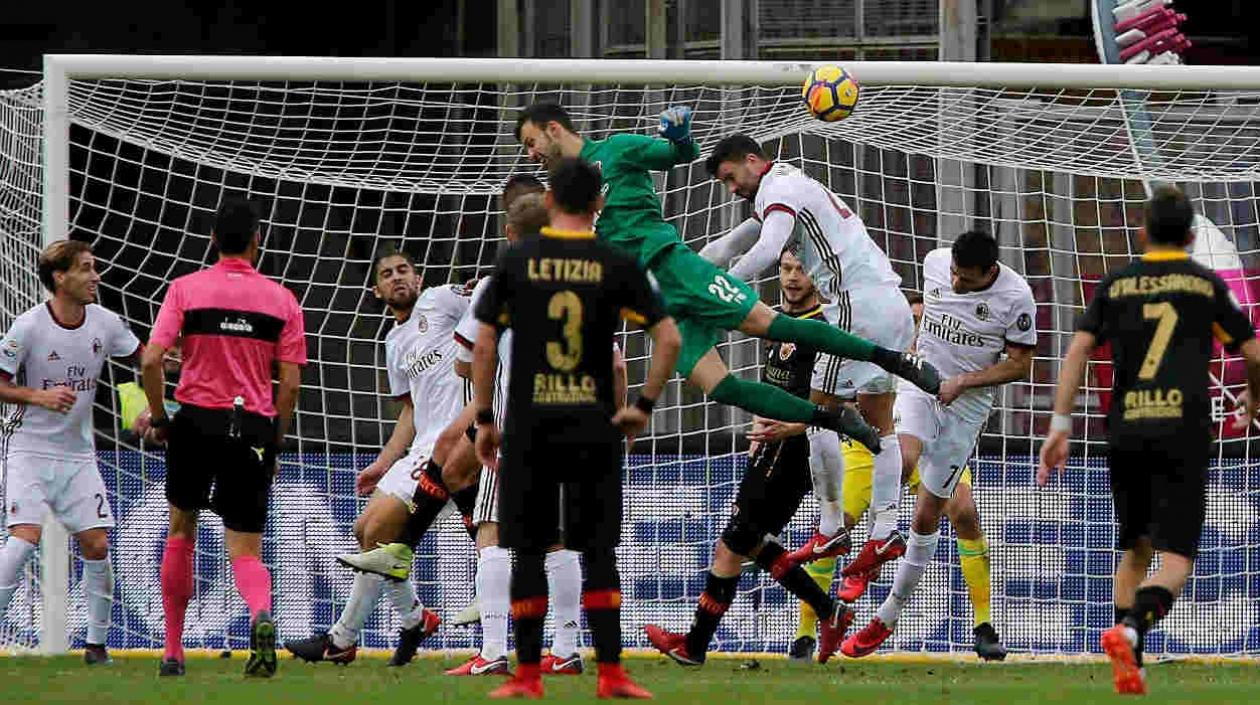 Momento del gol de Alberto Brignoli, arquero del Benevento. 