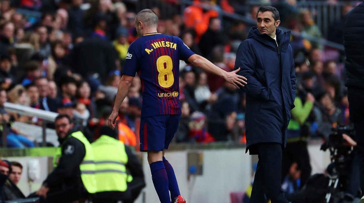 El entrenador del Barcelona, Ernesto Valverde (d), y el centrocampista Andrés Iniesta (d) durante el partido ante el Celta.