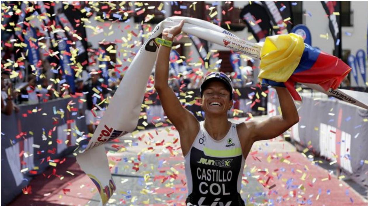 La triatleta colombiana Diana Castillo ganó la medalla de oro en la categoría femenina de profesionales durante la carrera Ironman Cartagena 70.3.