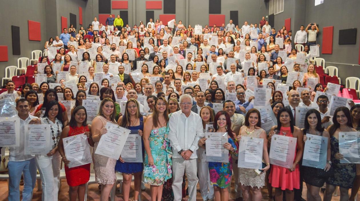 200 docentes que laboran en instituciones educativas oficiales de Soledad se graduaron como Especialistas en Estudios Pedagógicos