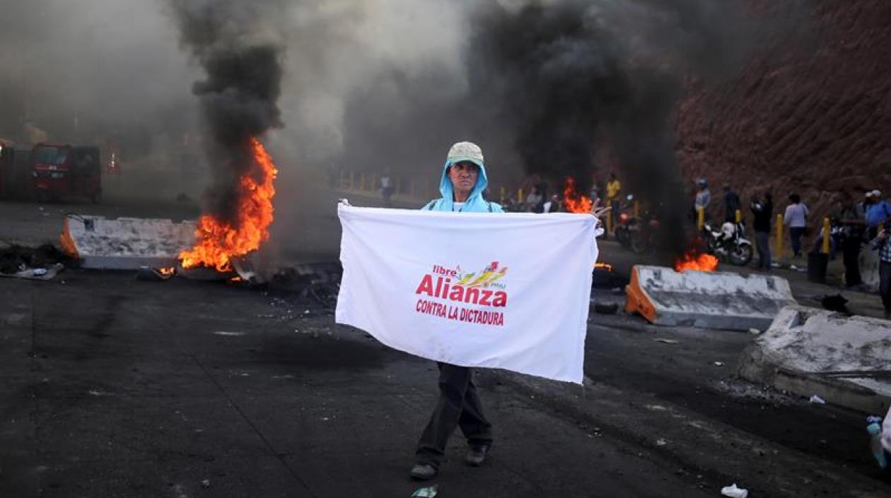 Simpatizantes de la oposición protestan contra el gobierno actual.