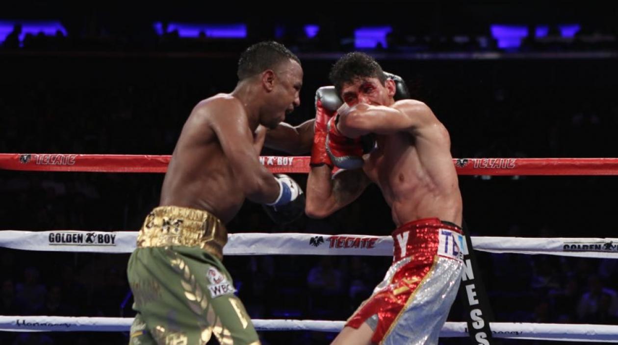 Óscar Negrete mide fuerzas con Rey Vargas.