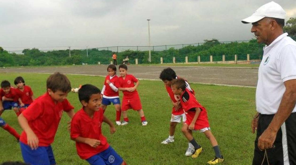 Jesús 'Toto' Rubio entrena a los niños de su escuela de fútbol. 