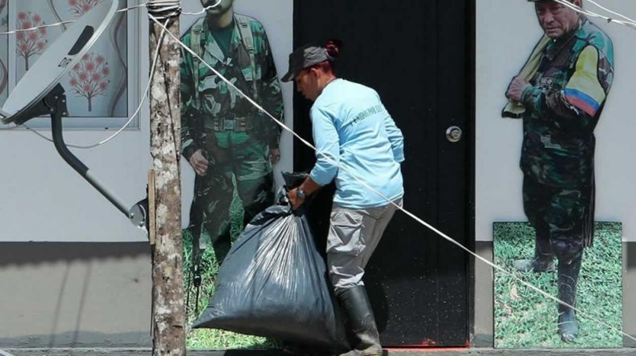 Un integrante de la antigua guerrilla de las FARC en el trabajo de reciclaje.