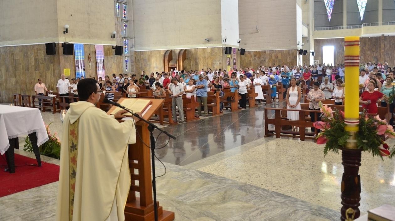 Católicos asisten una vez a la semana a la Iglesia, según la encuesta.