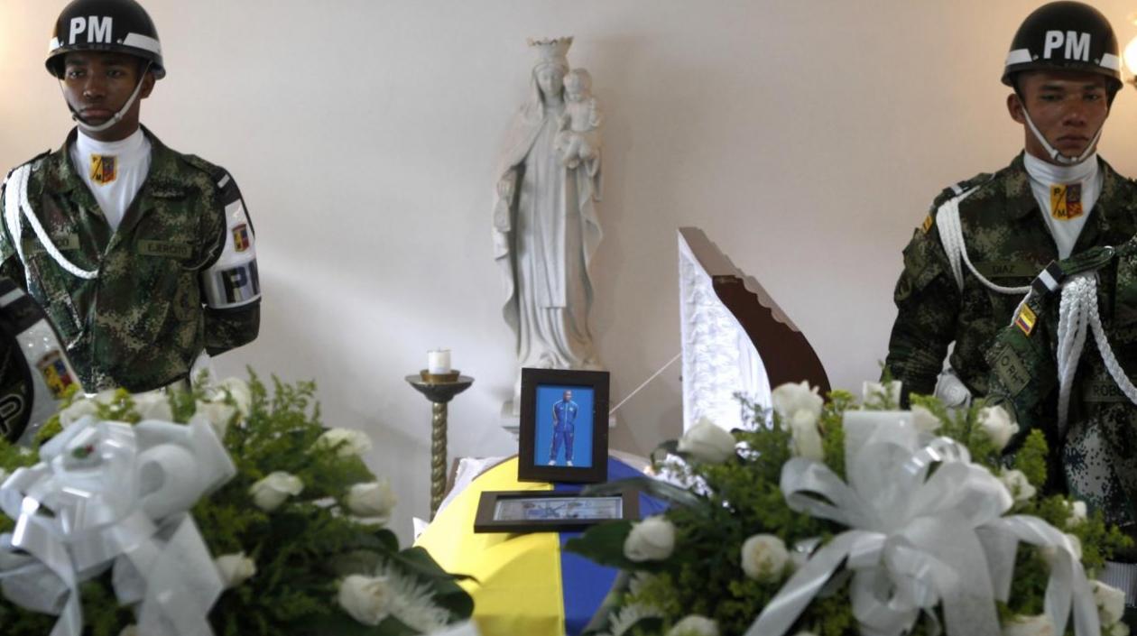 Imagen de la velación del pesista colombiano vinculado a las FFMM.