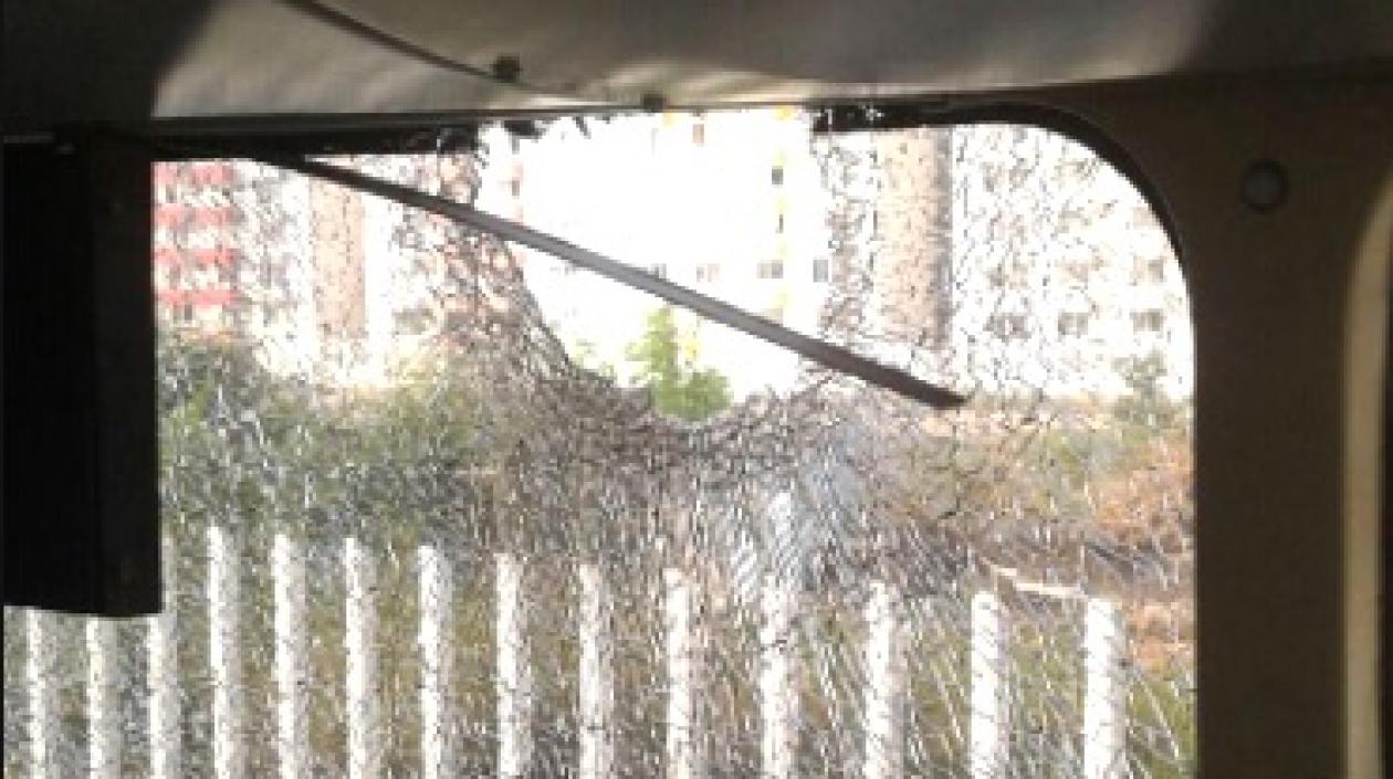 El  vidrio del vehículo reventado.