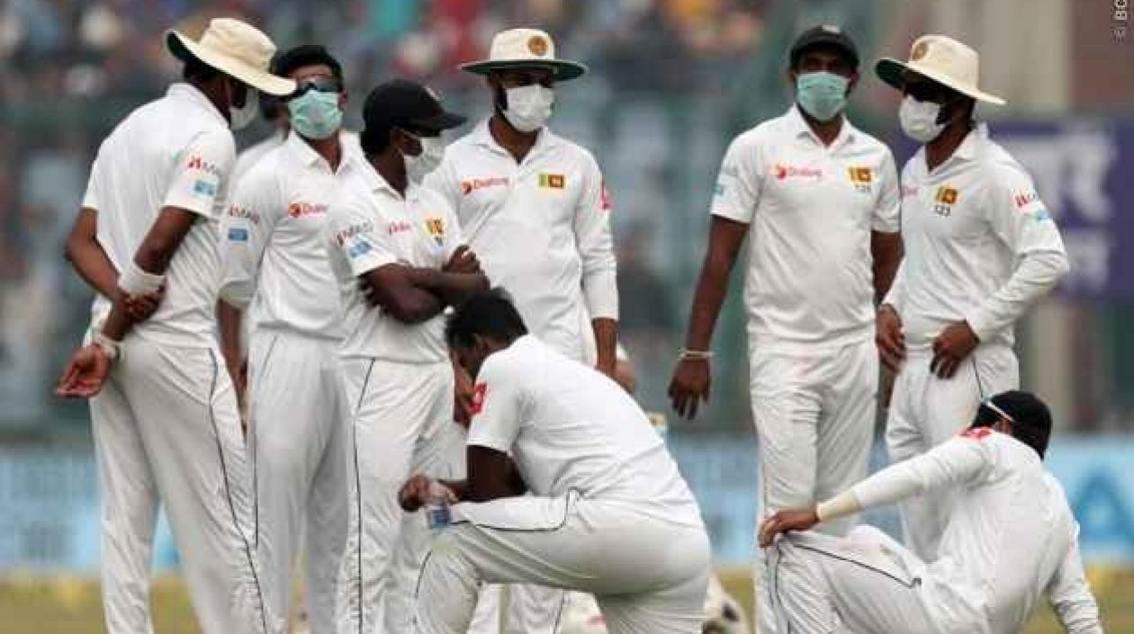Muchos de los deportistas tuvieron que jugar con máscaras sanitarias en la boca para evitar inhalar el aire contaminado.