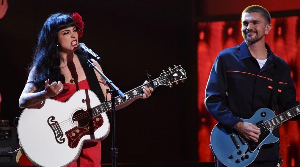 Mom Laferte y Juanes.