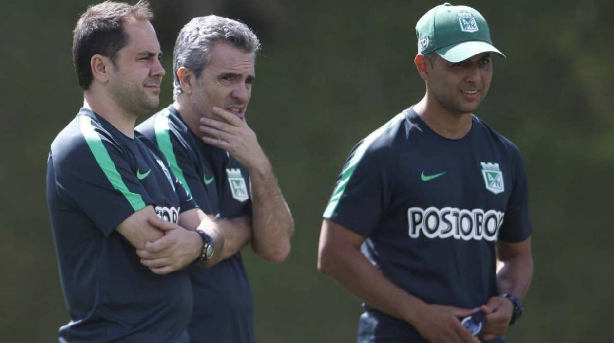Juan Manuel Lillo y su cuerpo técnico. 