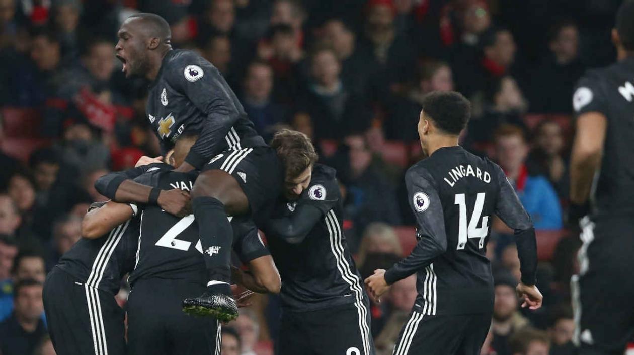 Jugadores del Manchester celebran tras una anotación. 