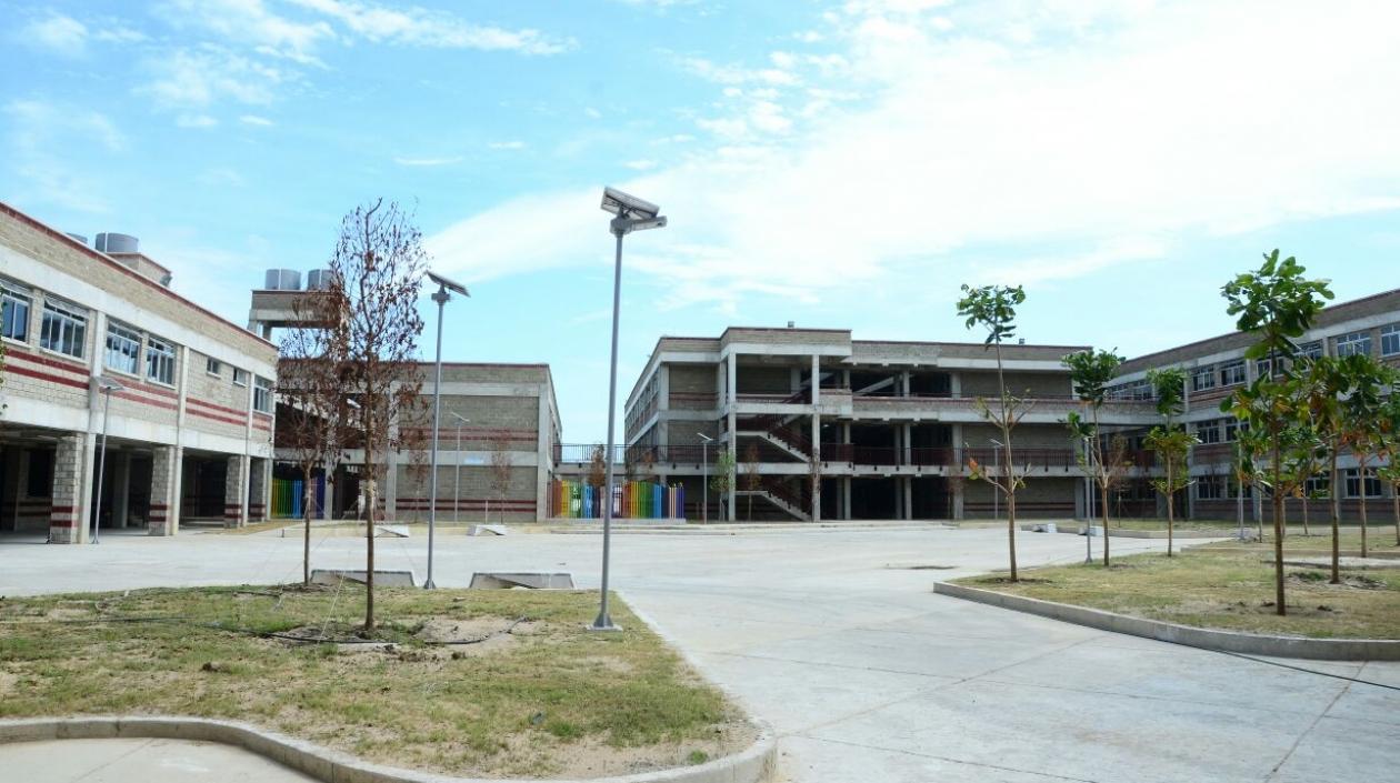 Cuenta con 74 aulas. 