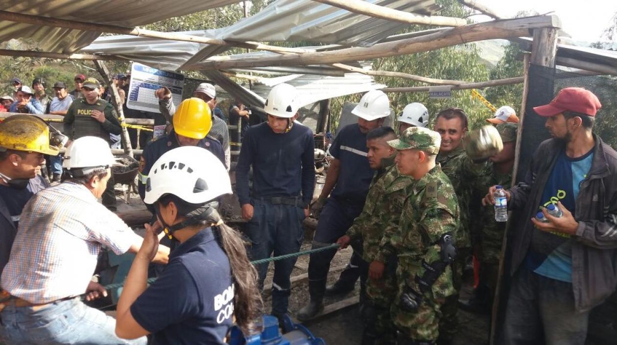 Aún hay 4 mineros dentro del socavón, se lee en el periódico Boyacá 7 días, que está en el lugar. 