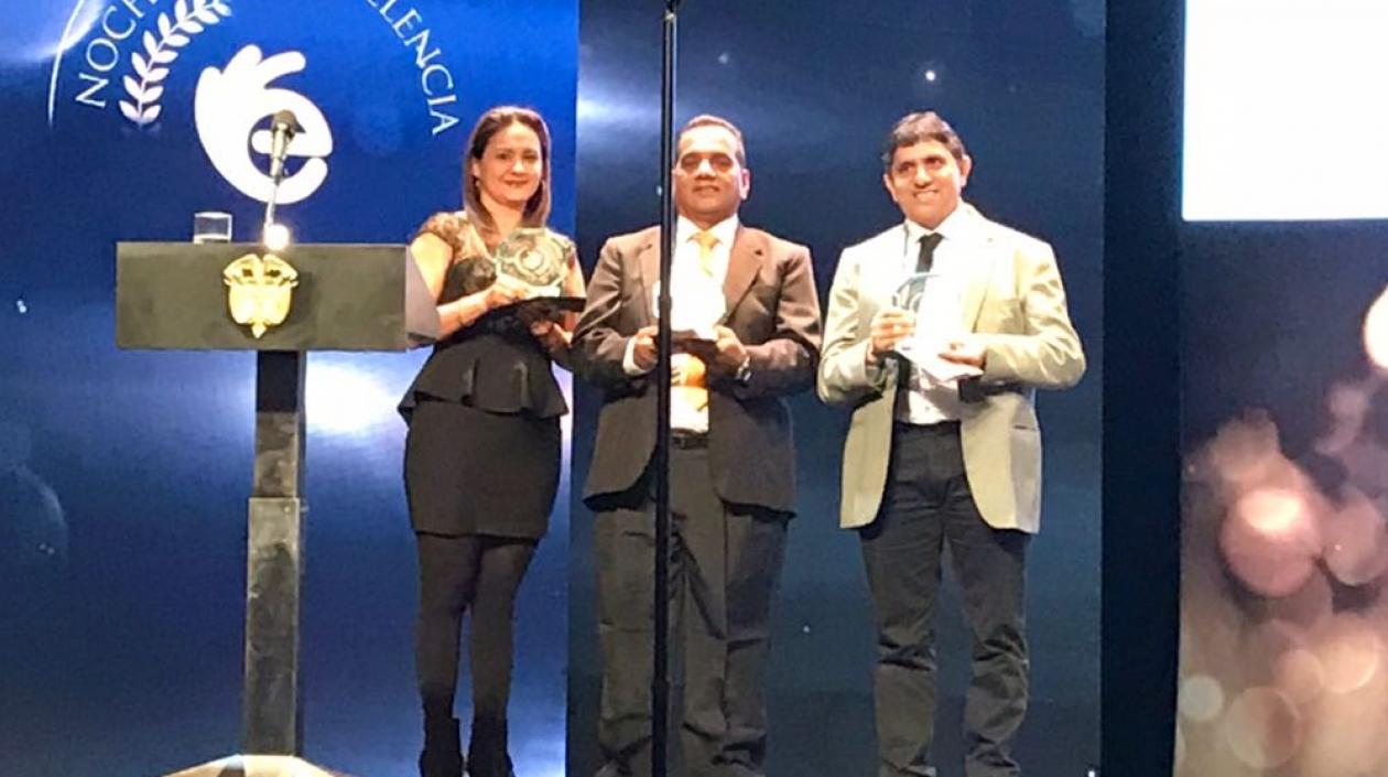 Recibieron el premio de las manos de Yaneth Giha, ministra de Educación.
