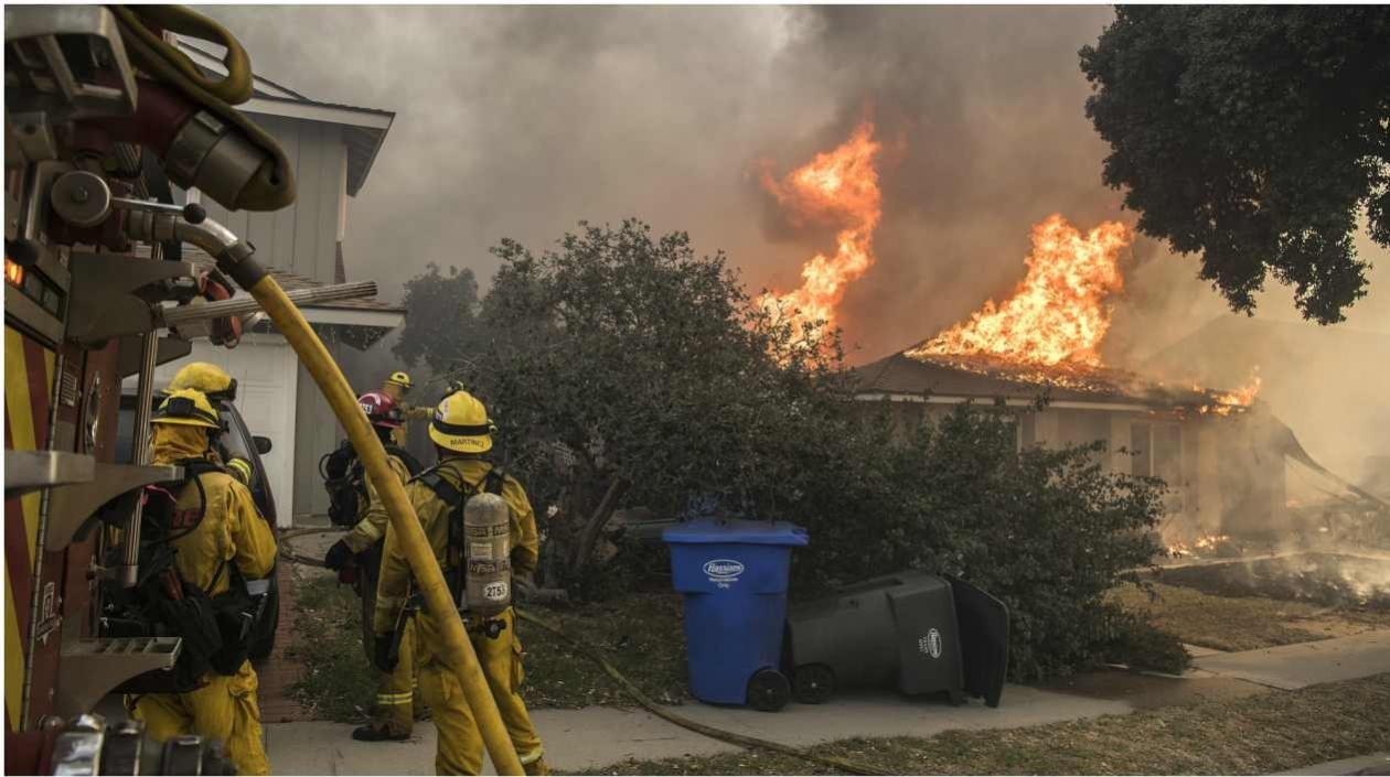  El incendio se desplaza imparable avivado por los fuertes y secos vientos.