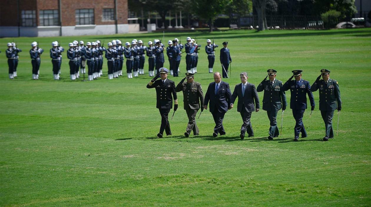 Ceremonia de reconocimiento de tropas de los nuevos comandantes.