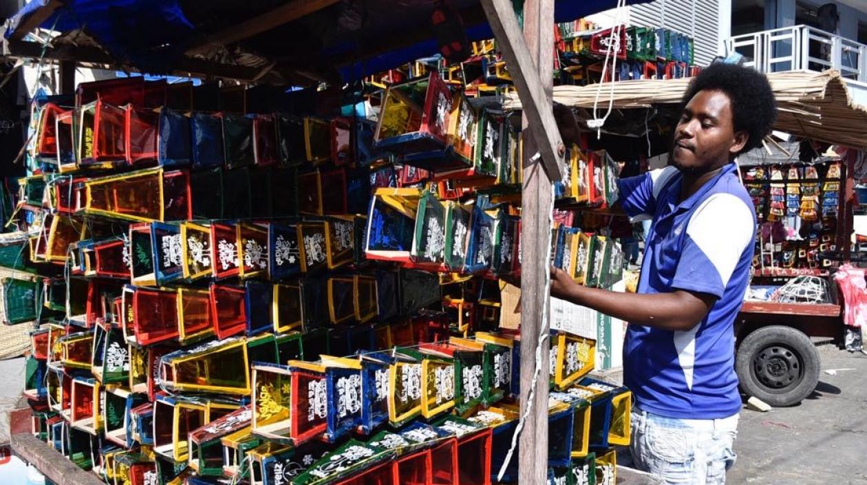 Miles de faroles son vendidos en las calles del Centro Histórico.