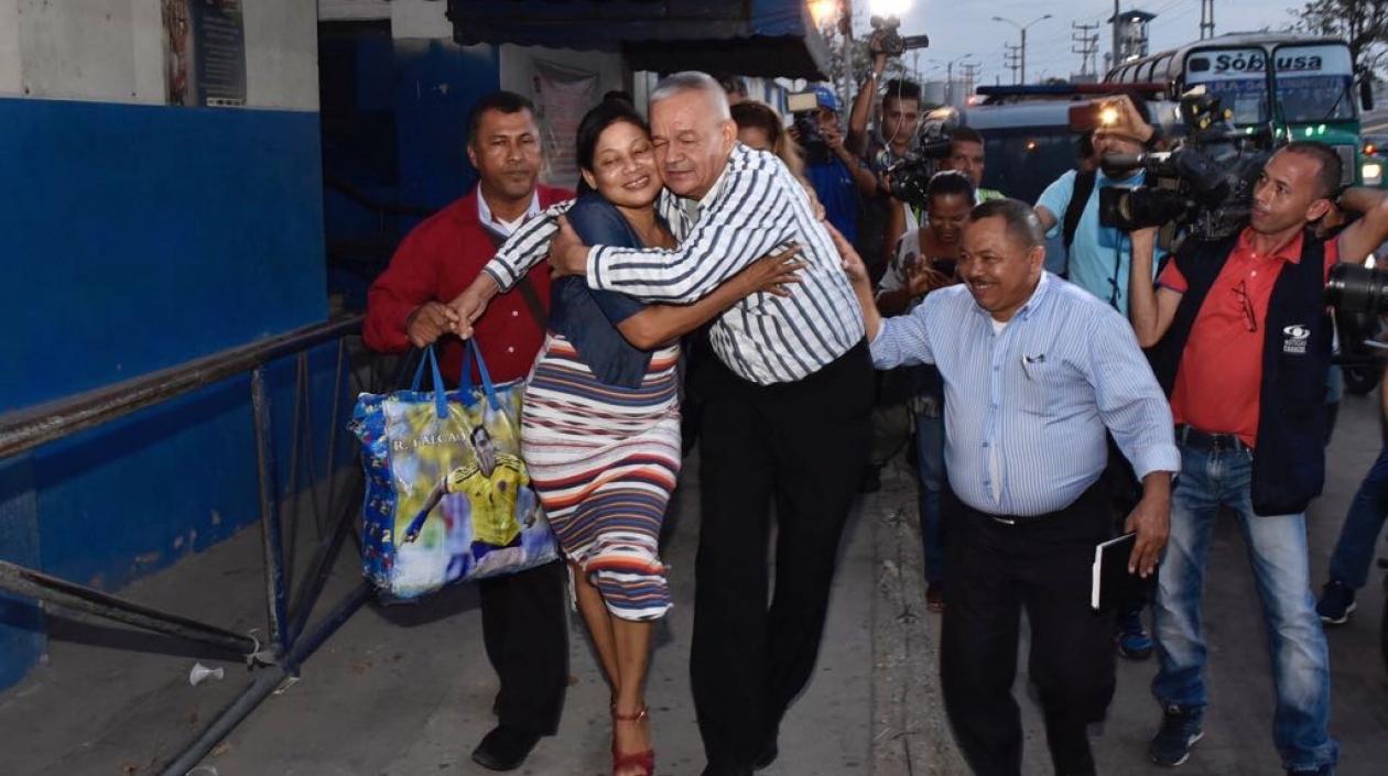 Familiares y amigos los recibieron al pastor Manuel Salvador Ibarra a la salida de La Modelo.