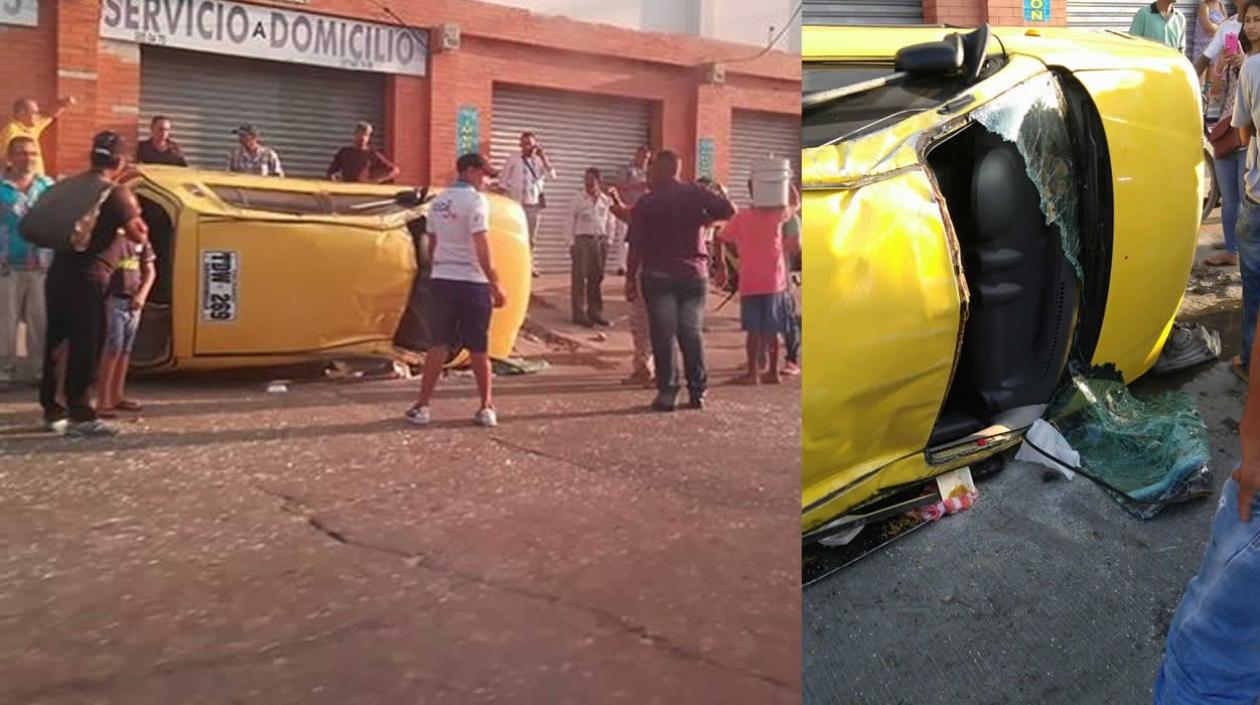 Así quedó el taxi volcado en el centro de Barranquilla.