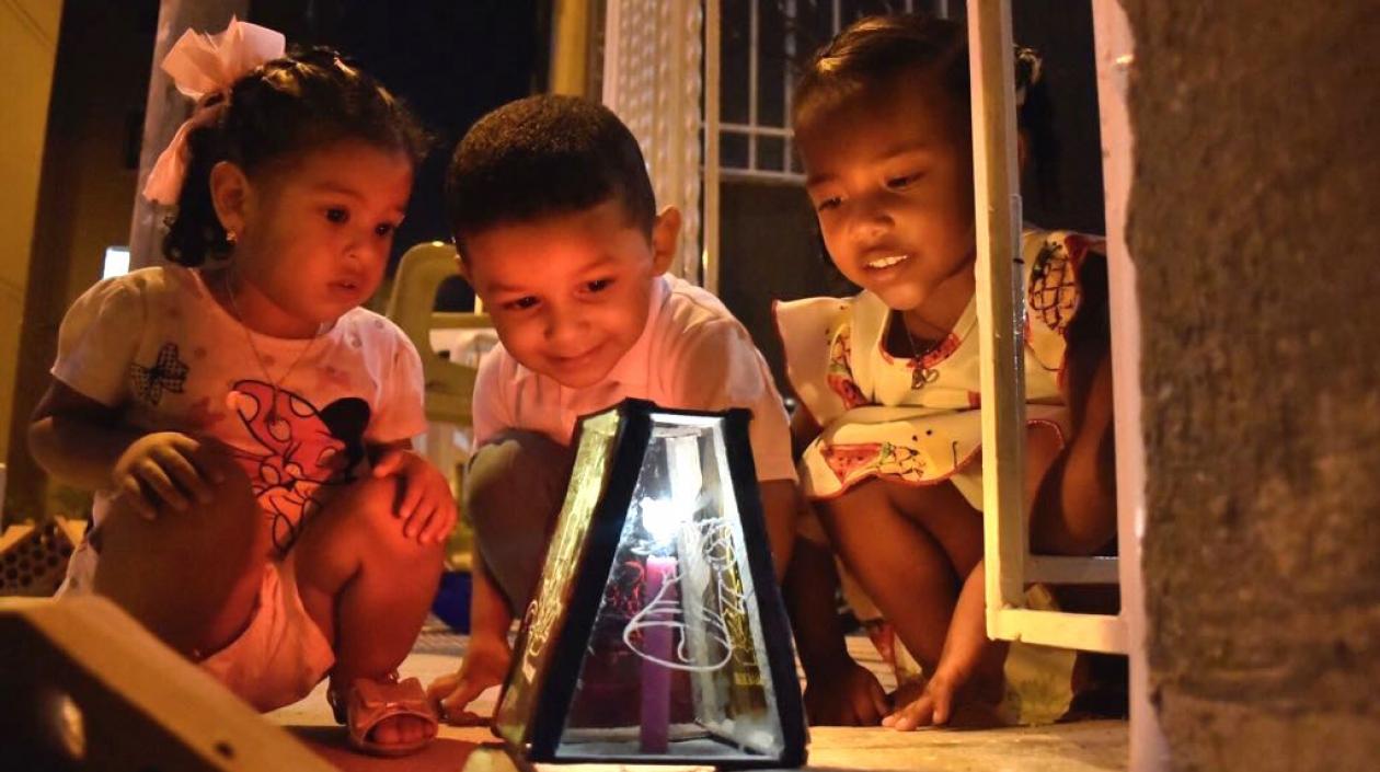 Los niños disfrutando de la Noche de Velitas.