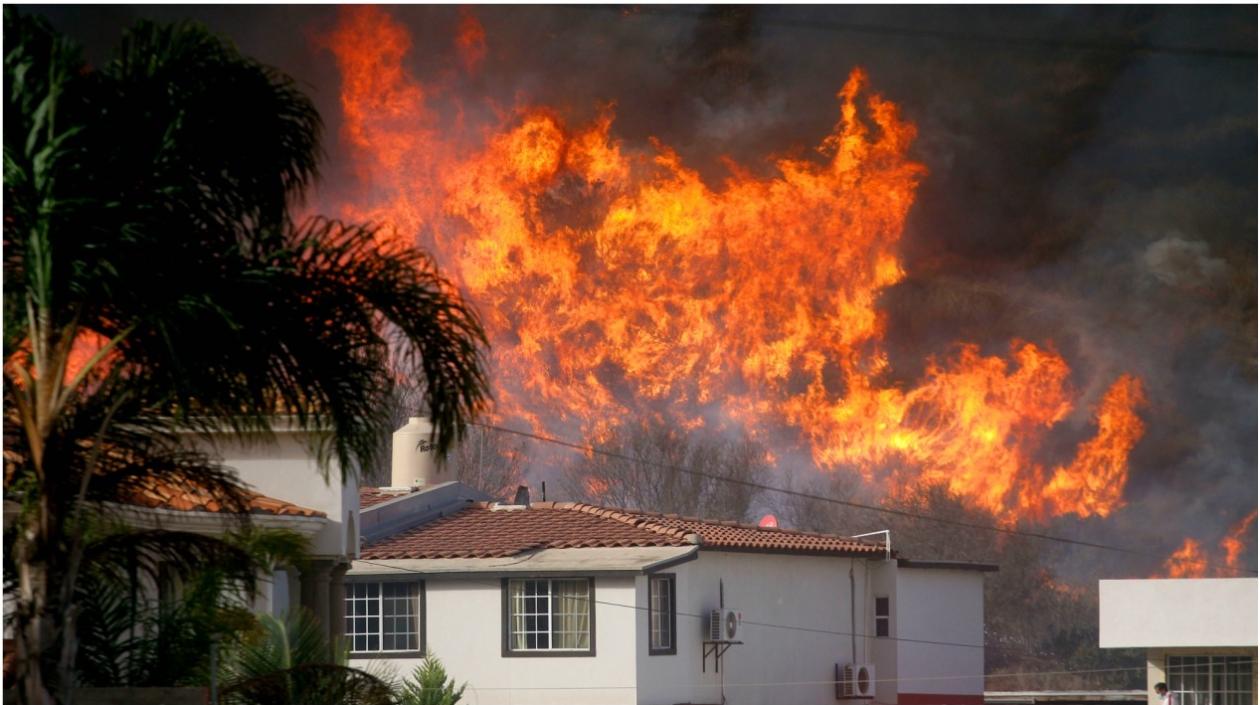 Aunque sigue el fuego, con la disminución de los vientos, los esfuerzos de los bomberos, aseguran las autoridades, podrían lograr hoy detener su avance.