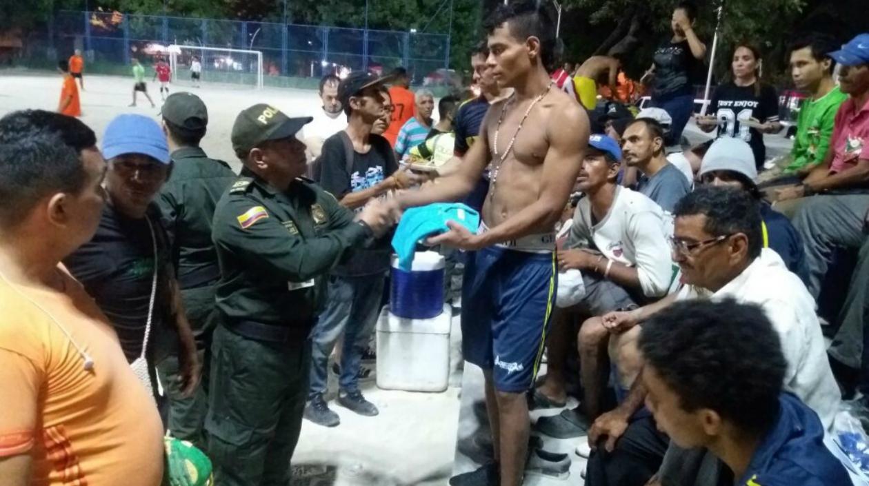 Los habitantes de la calle se sintieron satisfechos por esta actividad social a favor de ellos.