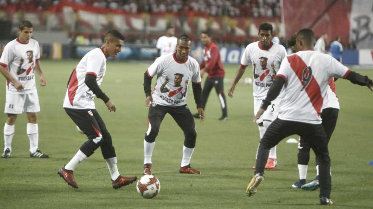 Durante la eliminatoria, los jugadores peruanos lucieron estas camisetas en apoyo a su compañero Paolo Guerrero. 