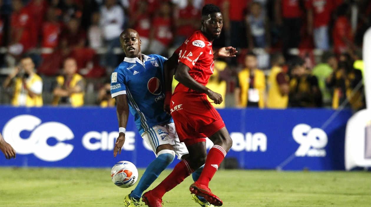 Acción del duelo entre América y Millonarios. 